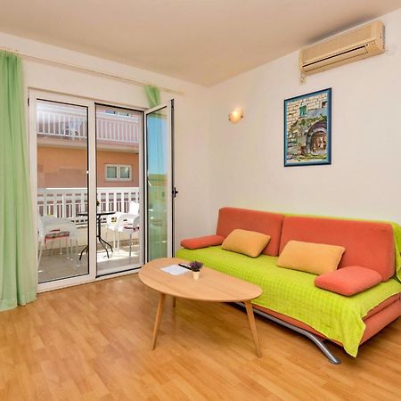 Lovely Apartment In Makarska With Kitchen Exterior photo