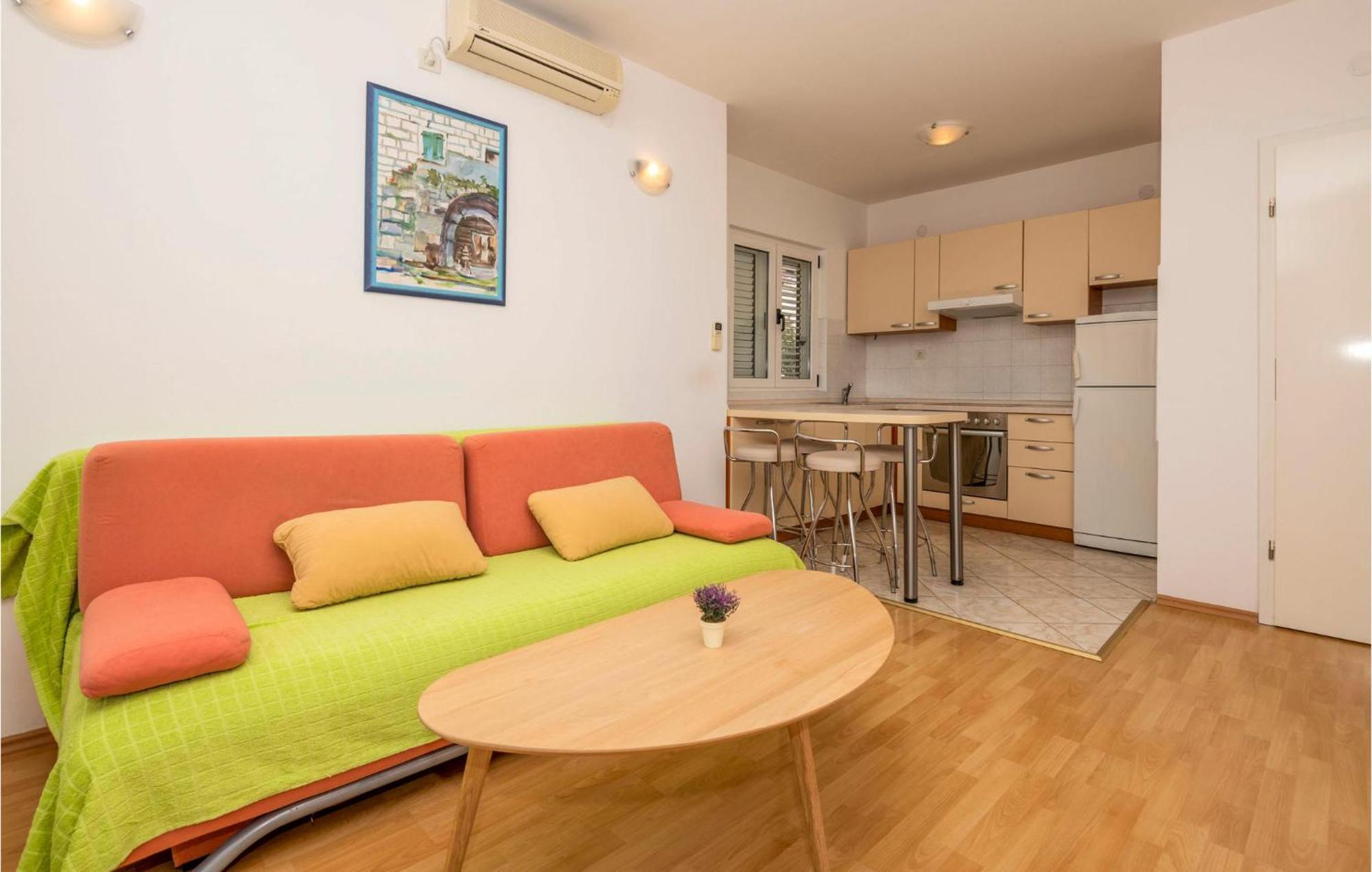 Lovely Apartment In Makarska With Kitchen Exterior photo