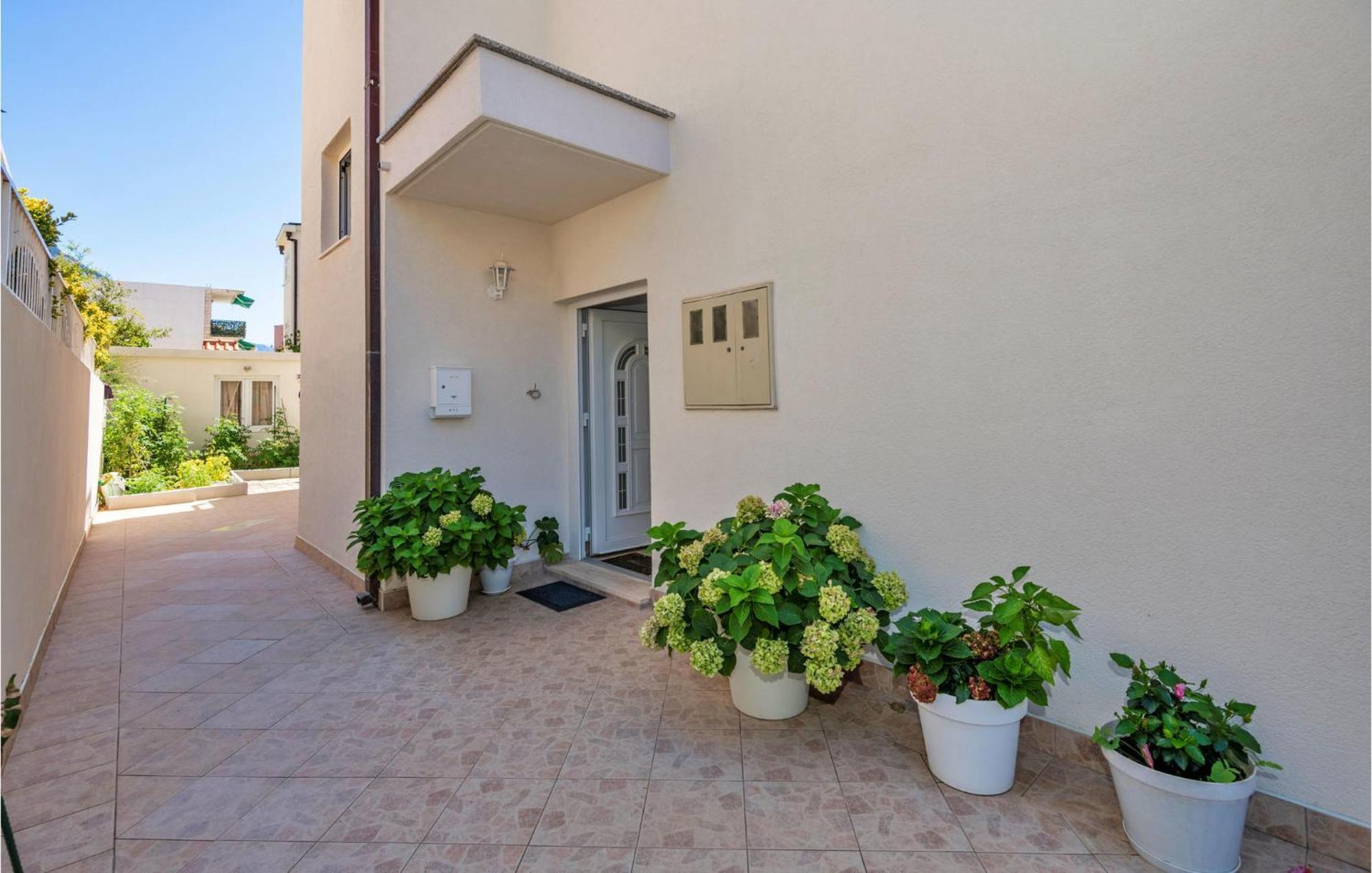 Lovely Apartment In Makarska With Kitchen Exterior photo