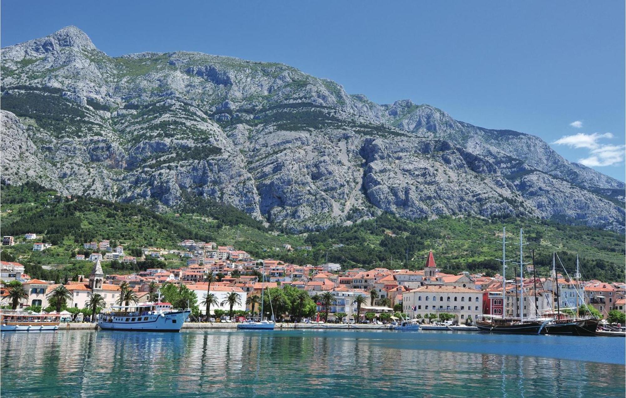 Lovely Apartment In Makarska With Kitchen Exterior photo